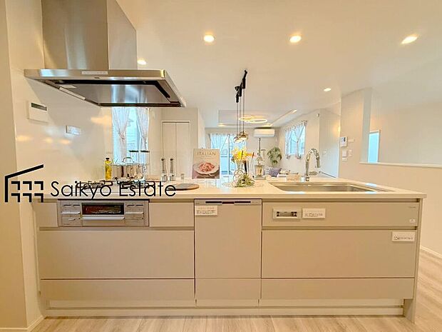 【キッチン（2号棟）】リビングにいる家族とコミュニケーションをとりながら作業が出来る人気のカウンターキッチン。お子様がリビングにいても目が届くので安心です。食洗機付きです！