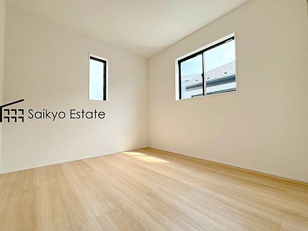 【洋室】2面採光で明るく風通しも良好です!天気の良い日は是非窓を開けて空気の入れ替えをしてみるのはいかがでしょうか♪