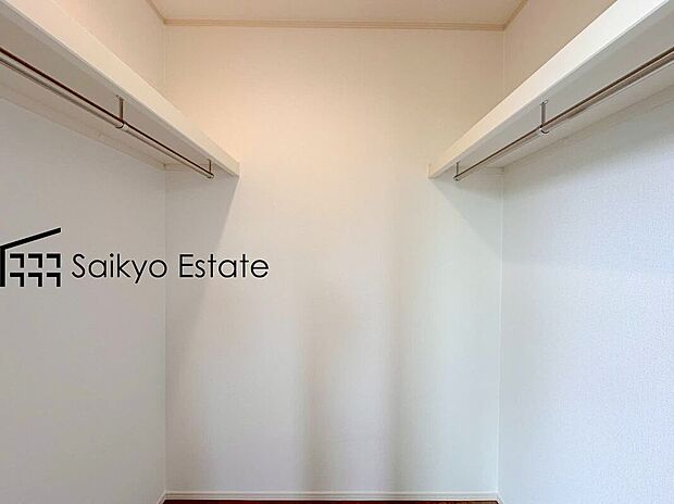 【ウォークインクローゼット【施工例】】ひと目で収納物を確認できるウォークインクローゼットは、ゆとりの広さを備えた大型収納。衣装ケースなどを置く事で更に収納力をアップできます！