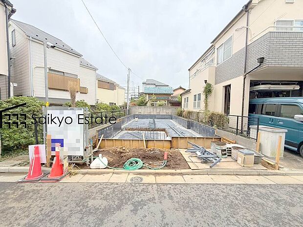 【現地写真】小学校まで徒歩約5分でお子様が無理なく通える距離です。保育園や幼稚園も近くに多数あり、子育てファミリーには嬉しい環境です！スーパーまで徒歩約3分など、周辺は商業施設が充実した暮らし便利な立地です！