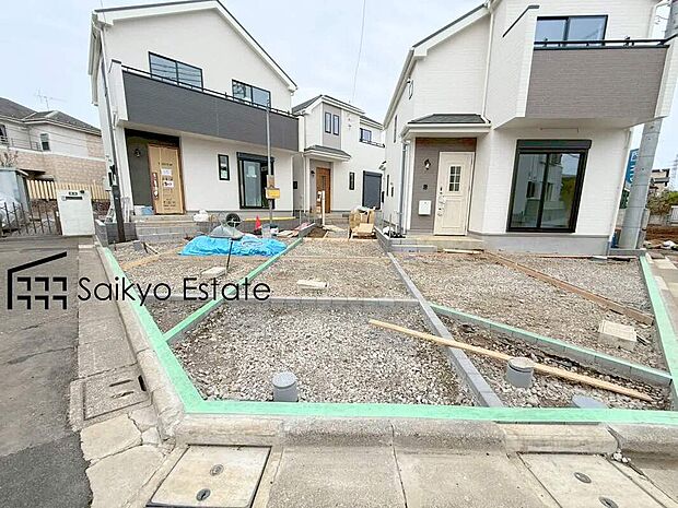 【駐車場（B号棟）】カースペースはコンクリート仕上げの為、雨の日でも足元が気になりません！自転車やバイクを置くスペースもございます！
