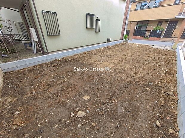 【現地写真】2階リビングのため、日当たり良好!外からの視線も気にならず、プライバシー性にも優れます。全居室収納完備!