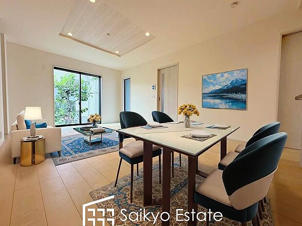 【リビング【施工例】】開放感と採光にこだわった広々としたLDKです。陽光いっぱいの空間で家族団らんの時間も増えそうですね!