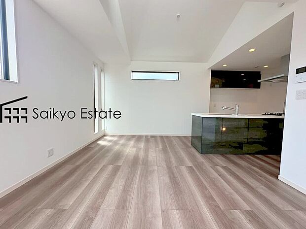 【リビング】広々としたLDKは家具の配置など楽しめます!ダイニングテーブルとソファーを置いても余裕の広さです!床暖房完備で寒い季節も足元から暖めてくれます!