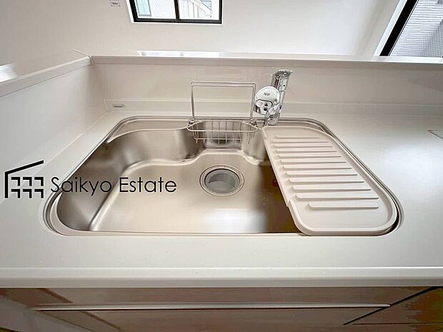 【浄水器】「浄水器」をスリムに内蔵したハンドシャワー式の水栓金具です。シンクもスッキリ！
