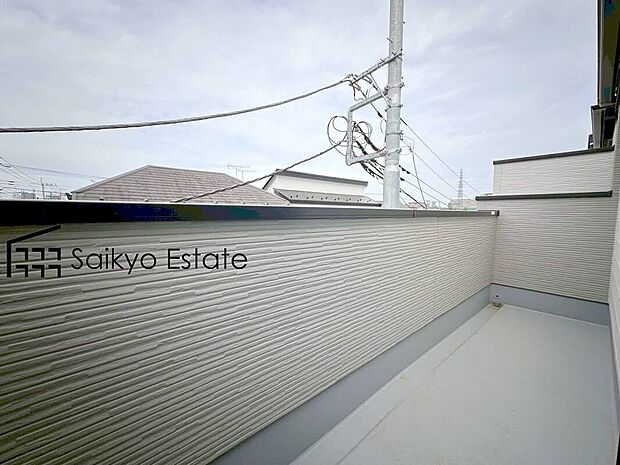 【バルコニー】バルコニーが2階と3階にございます。2階のバルコニーはリビングから出入りができ、家事動線良好です！

