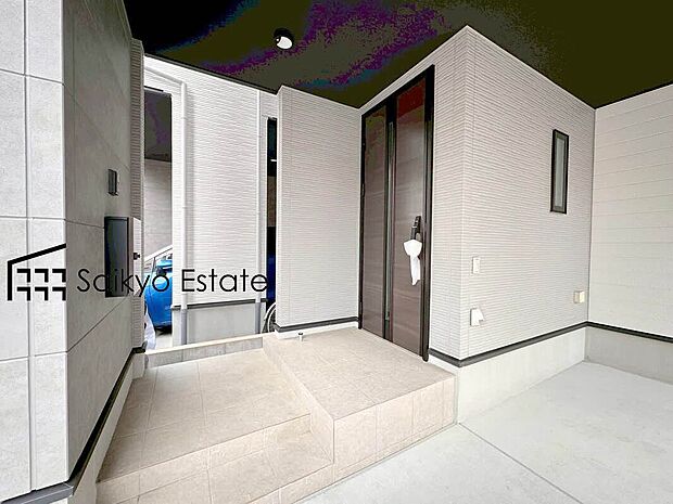 【玄関】家の顔となる玄関は、格調高いデザイン性が求められます。高級感と断熱性、防犯性に優れた玄関ドアを標準装備。
