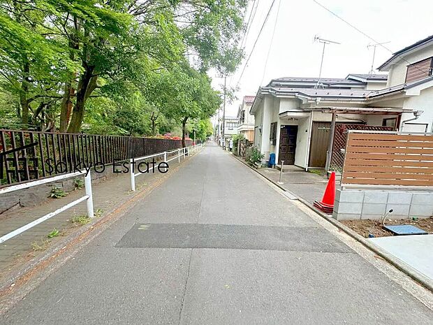 【前面道路】交通量の少ない前面道路ですので、小さなお子様がおられるご家庭でも安心してお住まいいただけます。