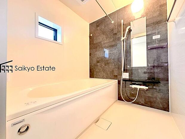 【浴室【施工例】】一日の疲れを癒してくれる落ち着いた色合いのバスルーム♪雨の日のお洗濯も安心な浴室乾燥機付きです。