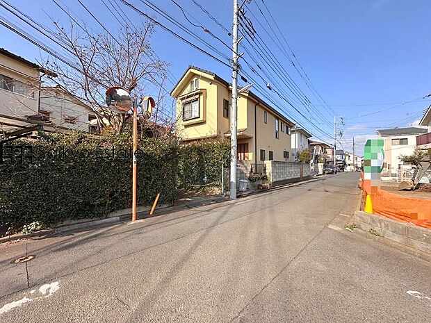 【前面道路】交通量の少ない前面道路ですので、小さなお子様がおられるご家庭でも安心してお住まいいただけます。
