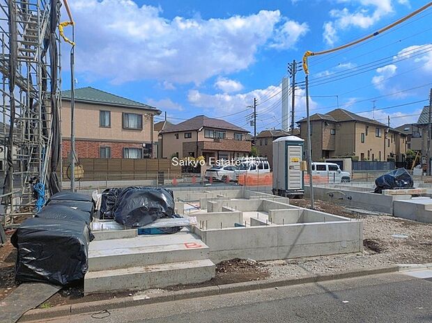 【現地外観(B号棟)】LDK広々16帖以上!季節の物などの収納に便利なロフト付きの大型3LDK!システムキッチンには家事の負担を軽減してくれる食洗機付き!