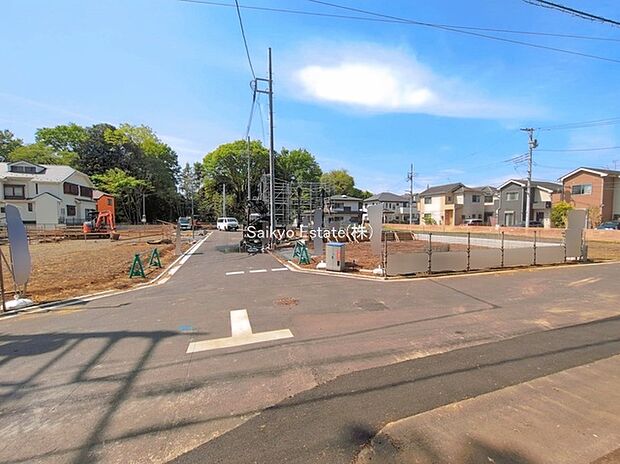 【前面道路】交通量の少ない前面道路ですので、小さなお子様がおられるご家庭でも安心してお住まいいただけます。