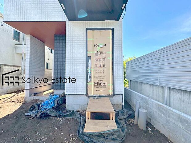 【玄関】家の顔となる玄関は、格調高いデザイン性が求められます。高級感と断熱性、防犯性に優れた玄関ドアを標準装備。


