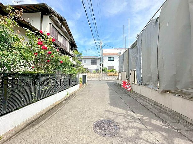 【前面道路】交通量の少ない前面道路ですので、小さなお子様がおられるご家庭でも安心してお住まいいただけます。
