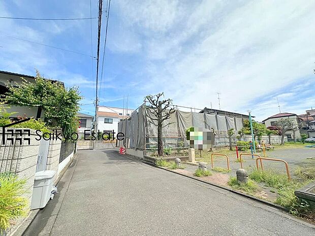 【前面道路】小学校まで徒歩約5分、中学校まで徒歩約7分でお子様が無理なく通える距離です。保育園や幼稚園も近くに多数あり、子育てファミリーには嬉しい環境です！