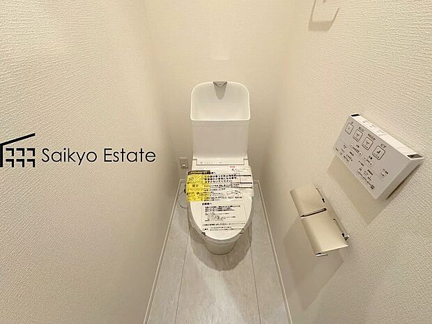 【ウォシュレット付トイレ】「温水清浄便座付きトイレ」は日々の生活を快適にしてくれます。毎日使う場所だからこそ、こだわりたいポイントですね。
