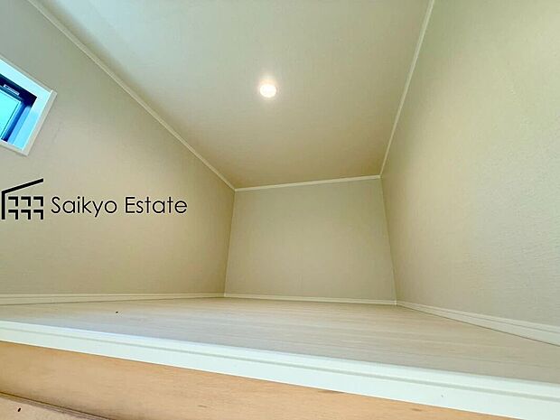 【小屋裏収納】収納力がアップする小屋裏収納付き。季節のものや、イベントでしか使わない使用頻度の低いものをしまっておくのに便利です。