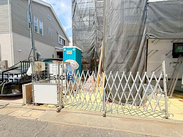 【駐車場】カースペースはコンクリート仕上げの為、雨の日でも足元が気になりません！自転車やバイクを置くスペースもございます！
