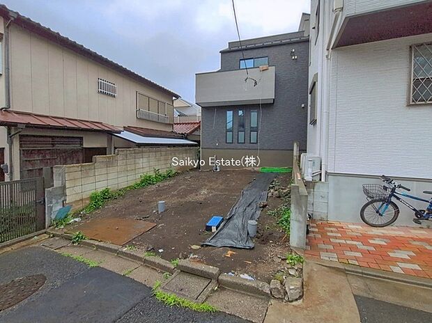 【現地外観】敷地面積ゆとりの40坪超!駐車2台可能!LDK広々20.5帖!ルーフバルコニーのある大型5LDK!WICやSIC、パントリーなど豊富な収納!床暖房や食洗機、おそうじ浴槽付きバスルームなど設備充実!