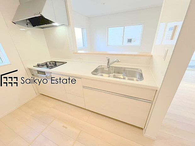 【キッチン(施工例)】リビングにいる家族とコミュニケーションをとりながら作業が出来る人気のカウンターキッチン。お子様がリビングにいても目が届くので安心です。