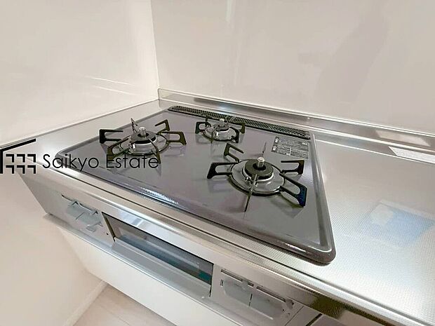 【3口ガスコンロシステム】「3口ガスコンロシステム」はたくさんの料理が同時に作れて便利な上、凹凸が少ないフラットトップなのでお掃除も楽々です。
