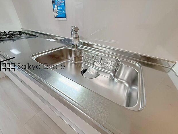 【浄水器】「浄水器」をスリムに内蔵したハンドシャワー式の水栓金具です。シンクもスッキリ！
