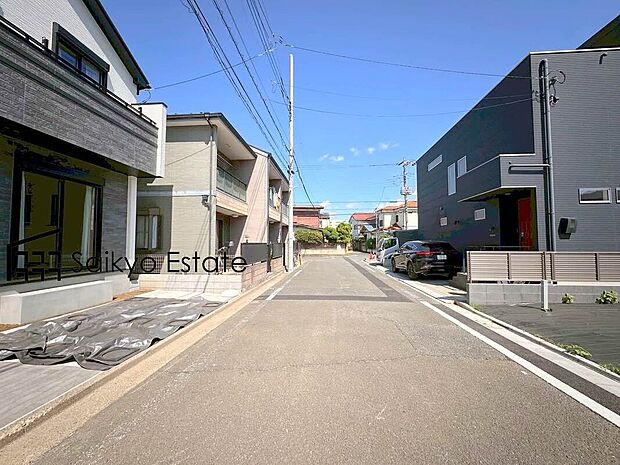 【前面道路】前面道路、幅員がございますので、駐車もスムーズに行えます!駐車が少し苦手なママさんでも安心ですね♪