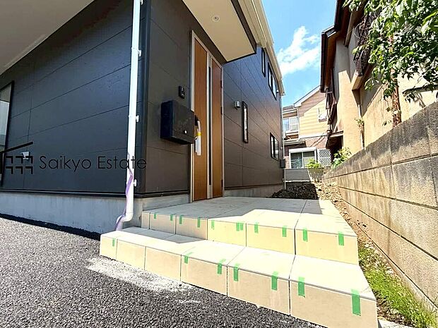 【玄関】家の顔となる玄関は、格調高いデザイン性が求められます。高級感と断熱性、防犯性に優れた玄関ドアを標準装備。