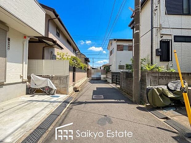 【前面道路を含む現地写真※現況古家あり】交通量の少ない前面道路ですので、小さなお子様がおられるご家庭でも安心してお住まいいただけます。