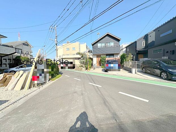 【前面道路】前面道路、幅員がございますので、駐車もスムーズに行えます！駐車が少し苦手なママさんでも安心ですね♪