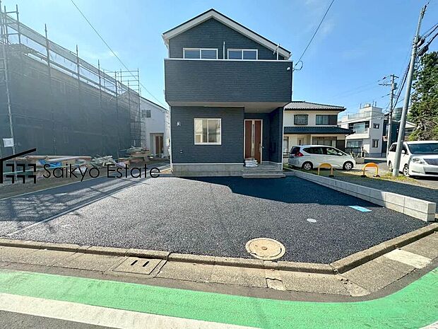 【駐車場】駐車スペースはアスファルト仕上げの為、雨の日でも足元が気になりません！自転車やバイクを置くスペースもございます！
