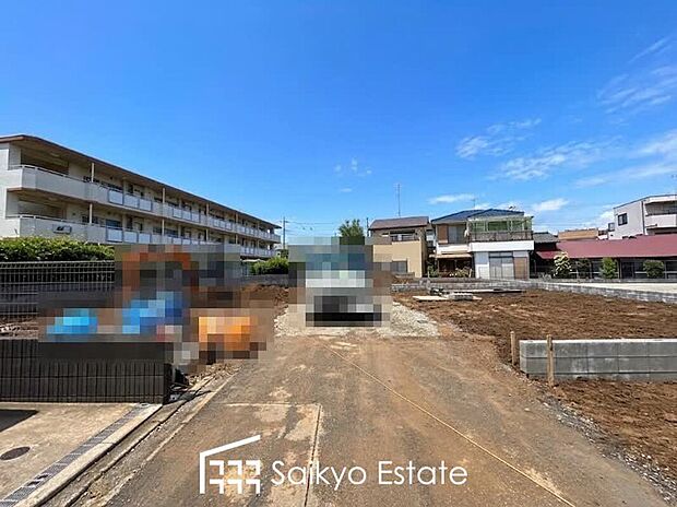 【現地写真】スーパーまで徒歩約2分など、周囲にはスーパーをはじめとしたお買い物施設が徒歩10分圏内に充実！住みやすさと利便性を兼ね備えた環境です。
