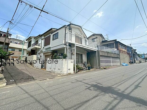 【前面道路】周辺は公園が点在する緑豊かな住環境です。この機会に是非、周辺環境も併せて現地をご覧ください。
