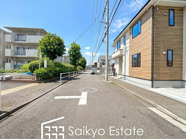 【前面道路】前面道路、幅員がございますので、駐車もスムーズに行えます！駐車が少し苦手なママさんでも安心ですね♪
