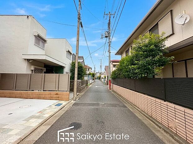 【前面道路を含む現地写真】交通量の少ない前面道路ですので、小さなお子様がいらっしゃるご家庭でも安心してお住まいになれます。