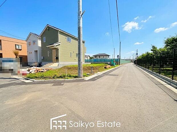【前面道路】前面道路、幅員がございますので、駐車もスムーズに行えます！駐車が少し苦手なママさんでも安心ですね♪