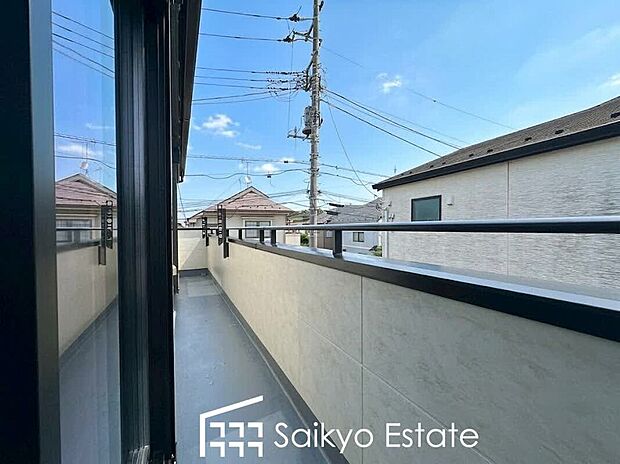 【バルコニー】2部屋から出入りが出来る続きバルコニーは家事動線が良く、沢山の洗濯物やお布団がいっぺんに干せます!南向きで陽当たりも良好です♪