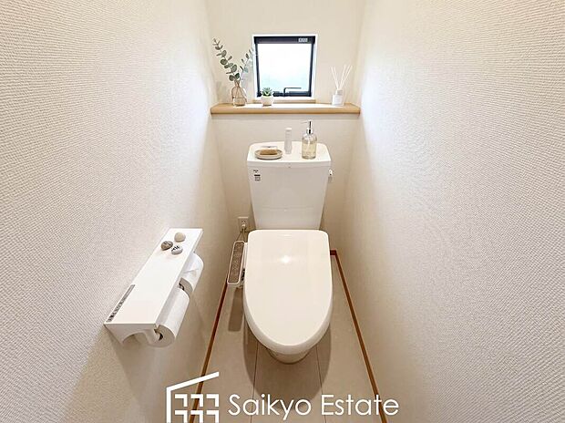 【【ウォシュレット付トイレ】】トイレは清潔感のあるオフホワイト♪ 毎日使う場所だからこそお手入れも楽々にできる機能が搭載。汚れが付着しにくい便器でお掃除も楽々!※小物類はCG加工しています。