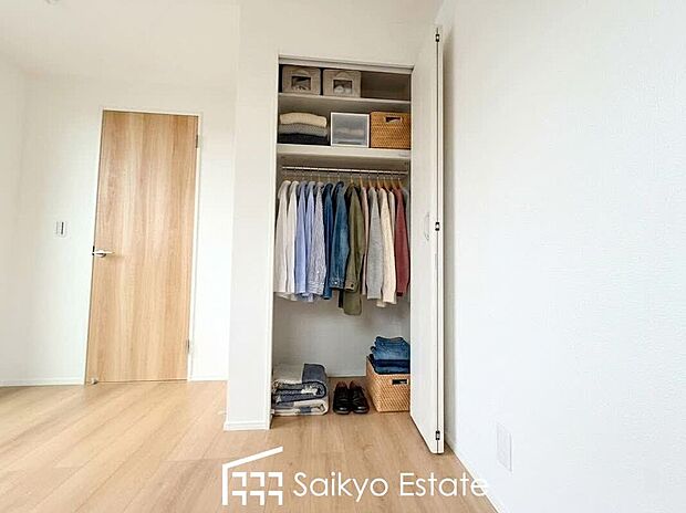 【収納】各居室に収納を設けておりますので、衣類の他にもカバンや小物など何でも収納して、居室の全空間を有効活用できます♪※衣類や小物類はCG加工しています。
