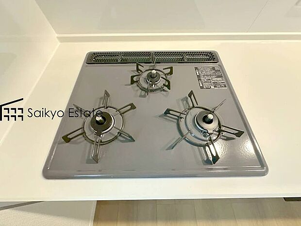 【3口ガスコンロシステム】「3口ガスコンロシステム」はたくさんの料理が同時に作れて便利な上、凹凸が少ないフラットトップなのでお掃除も楽々です。