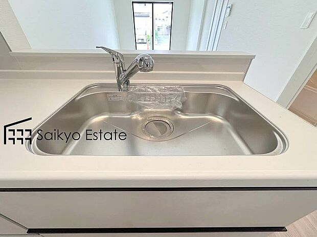 【浄水器】「浄水器」をスリムに内蔵したハンドシャワー式の水栓金具です。シンクもスッキリ!