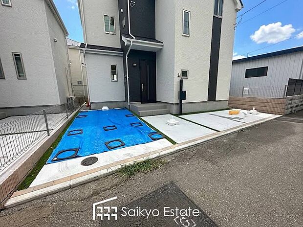 【カースペース】駐車スペースはコンクリート仕上げの為、雨の日でも足元が気になりません!自転車やバイクを置くスペースもございます!