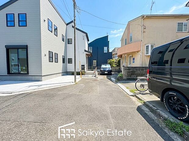 【前面道路を含む現地写真】交通量の少ない前面道路ですので、小さなお子様がいらっしゃるご家庭でも安心してお住まいになれます。
