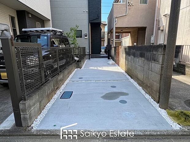 【駐車場】カースペースはコンクリート仕上げの為、雨の日でも足元が気になりません！自転車やバイクを置くスペースもございます！
