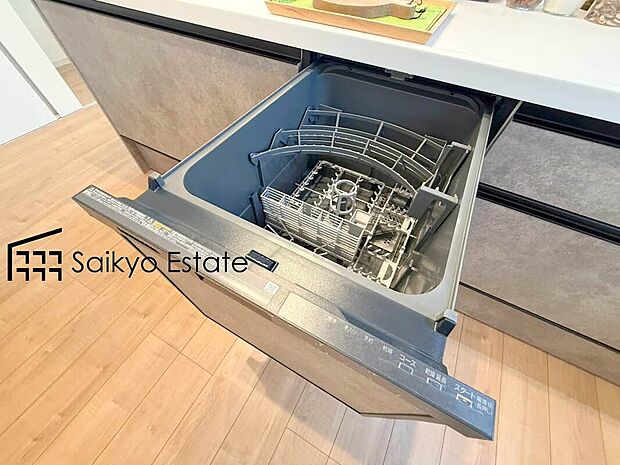 【食洗機】「ビルトイン食洗機」は手洗いよりも経済的で家計に優しく、家事の負担を軽減してくれるママの強い味方ですね。
