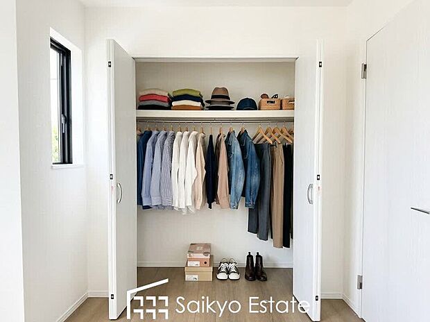 【収納】各居室に収納を設けておりますので、衣類の他にもカバンや小物など何でも収納して、居室の全空間を有効活用できます♪※衣類や小物類はCG加工しています。