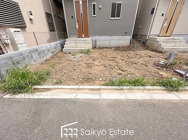 【駐車場(4号棟)】カースペースはアスファルト仕上げの為、雨の日でも足元が気になりません!自転車やバイクを置くスペースもございます!
