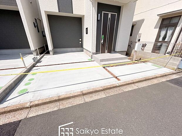 【駐車場】カースペースはコンクリート仕上げの為、雨の日でも足元が気になりません！自転車やバイクを置くスペースもございます！