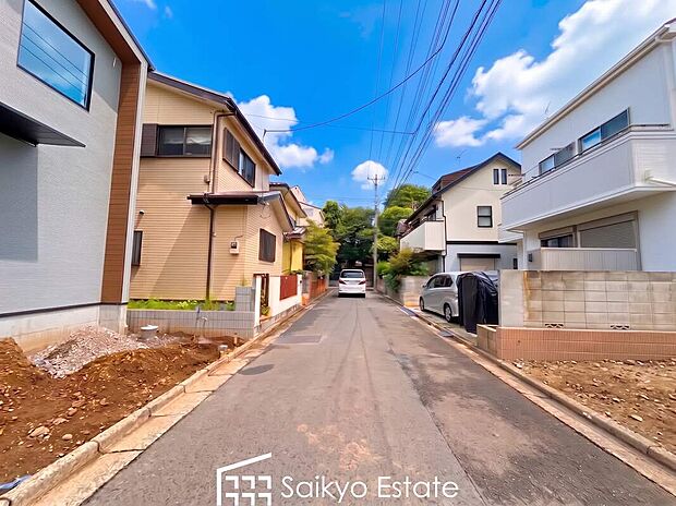 【前面道路を含む現地写真】スーパー、コンビニ、ドラッグストアまで徒歩約5分以内!住みやすさと利便性を兼ね備えた環境です。