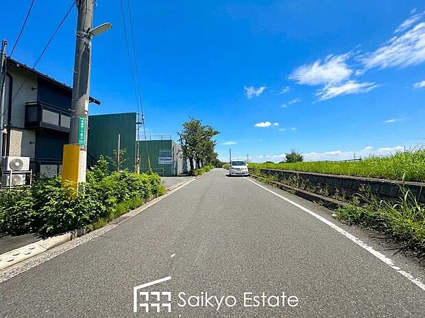 【前面道路】周辺は公園や緑地が点在する緑豊かな住環境です。この機会に是非、周辺環境も併せて現地をご覧ください。